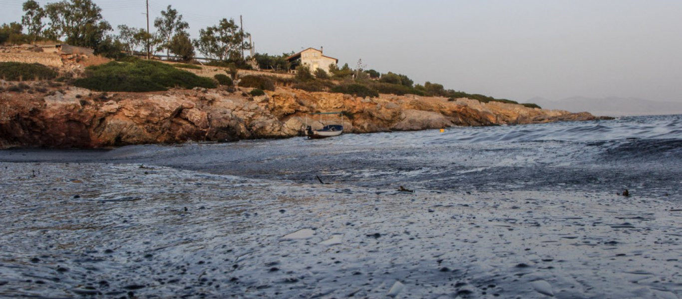 Κίνδυνος για την υγεία και όσων απλώς περπατούν στις παραλίες που έχουν ρυπανθεί, λέει καθηγητής τοξικολογίας